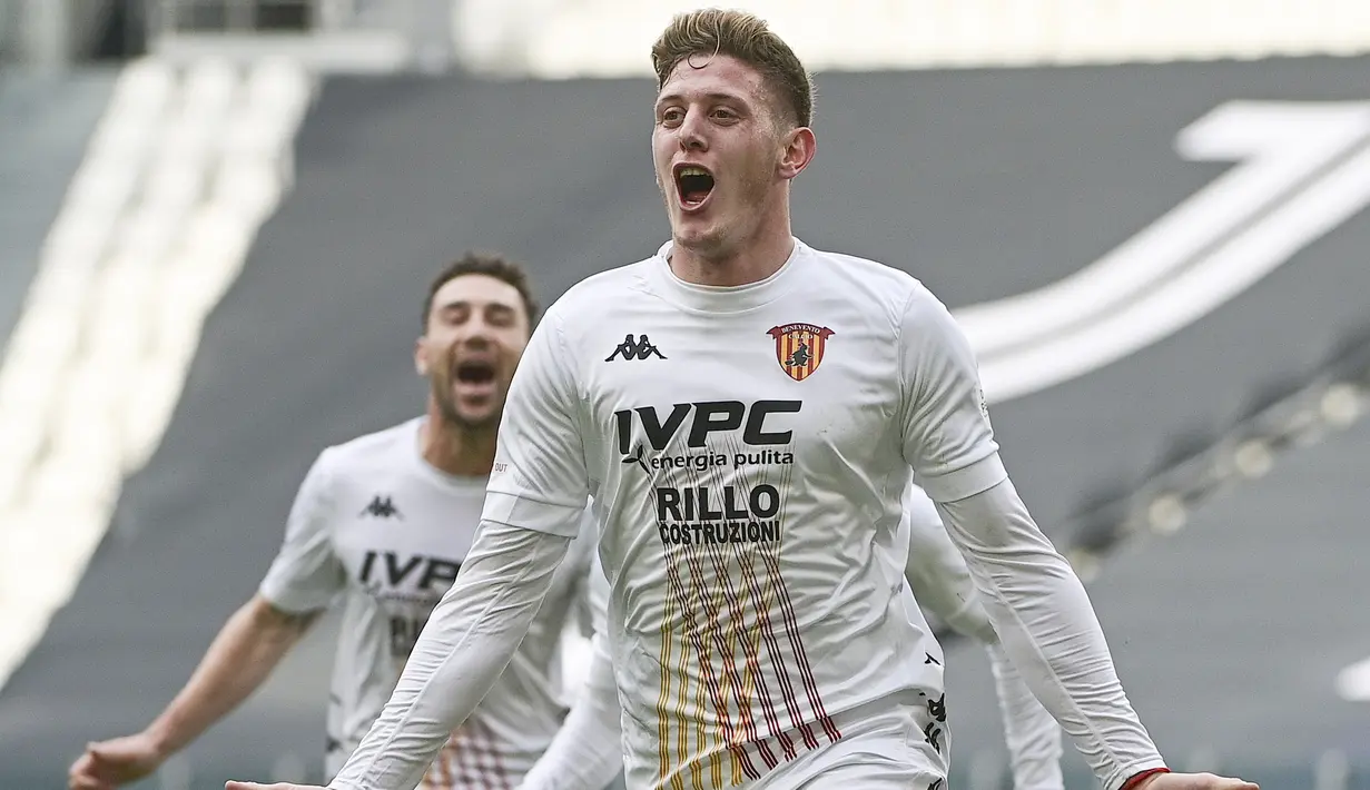 Striker Benevento, Adolfo Gaich melakukan selebrasi usai mencetak gol ke gawang Juventus dalam laga lanjutan Liga Italia 2020/2021 pekan ke-28 di Allianz Stadium, Turin, Minggu (21/3/2021). Benevento menang 1-0 atas Juventus. (LaPresse via AP/Marco Alpozzi)