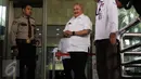 Alex Noerdin berjalan keluar gedung KPK usai menjalani pemeriksaan, Jakarta, Selasa (1/3/2016). Alex diperiksa sebagai saksi kasus dugaan korupsi Wisma Atlet SEA Games Jakabaring dan Gedung Serbaguna Pemprov Sumsel 2011. (Liputan6.com/Helmi Afandi)