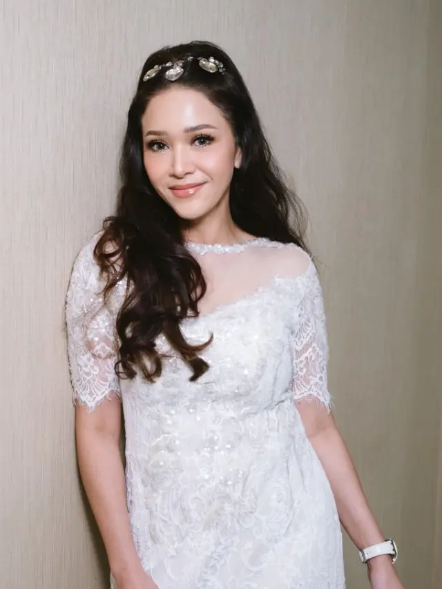 Fashion Maia Tampak Lebih Muda