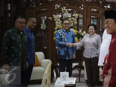 KetuM PDI-P Megawati Soekarnoputri  menerima kedatangan Ketum PAN, Zulkifli Hasan di kediaman Megawati, Jakarta, Selasa (22/11). Pertemuan tertutup tersebut membahas situasi politik terkini dan pilkada serentak 2017. (Liputan6.com/Faizal Fanani)