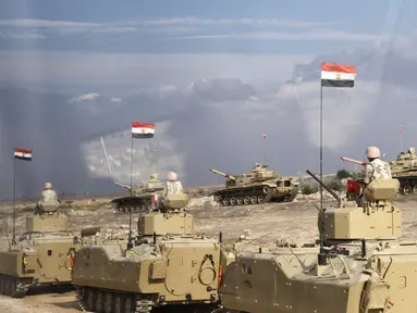 Tank-tank Mesir dikerahkan di dekat perbatasan Rafah utara Mesir yang berbatasan dengan Gaza, di tengah pertempuran yang terus berlanjut antara Israel dan kelompok militan Palestina, Hamas, Selasa (31/10/2023). (Khaled DESOUKI / AFP)