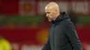 Ekspresi pelatih Manchester United, Erik ten Hag (tengah) saat berjalan meninggalkan lapangan setelah laga 16 besar Carabao Cup 2023/2024 melawan Newcastle di Old Trafford, Manchester, Inggris, Kamis (02/11/2023) dini hari WIB. MU gagal melaju ke babak selanjutnya setelah kalah dengan skor 0-3. (AP Photo/Dave Thompson)