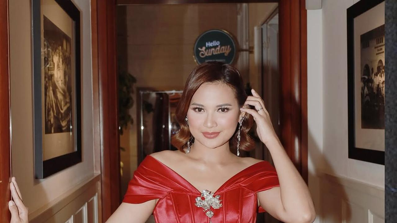 5 Potret Cantik Indah Permatasari di Gala Premier Film 'SETAN BOTAK', Pakai Gaun Merah Menyala