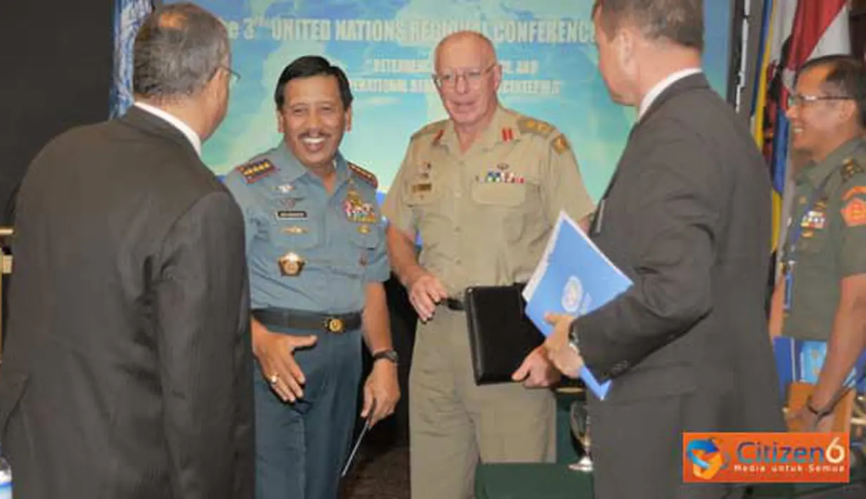 Citizen6, Jakarta: Panglima TNI Laksamana TNI Agus Suhartono, S.E, berbincang-bincang dengan para peserta yang hadir, di Hotel Sultan Jakarta, Rabu (23/3). (Pengirim: Badarudin Bakri Badar)
