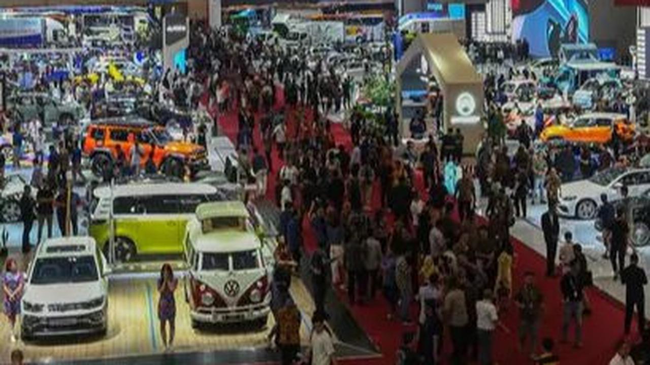 Pengunjung melihat produk mobil terbaru yang dipamerkan dalam ajang Gaikindo Indonesia International Auto Show (GIIAS) 2024 di Indonesia Convention Exhibition (ICE) BSD, Serpong, Kabupaten Tangerang, Banten, Kamis (18/7/2024). GIIAS 2024 berlangsung&nbsp;