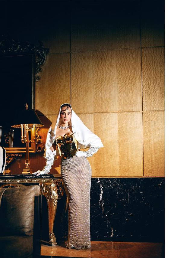 7 Potret Luna Maya di Gala Premier Film Suzzanna Ini Tampil Menawan