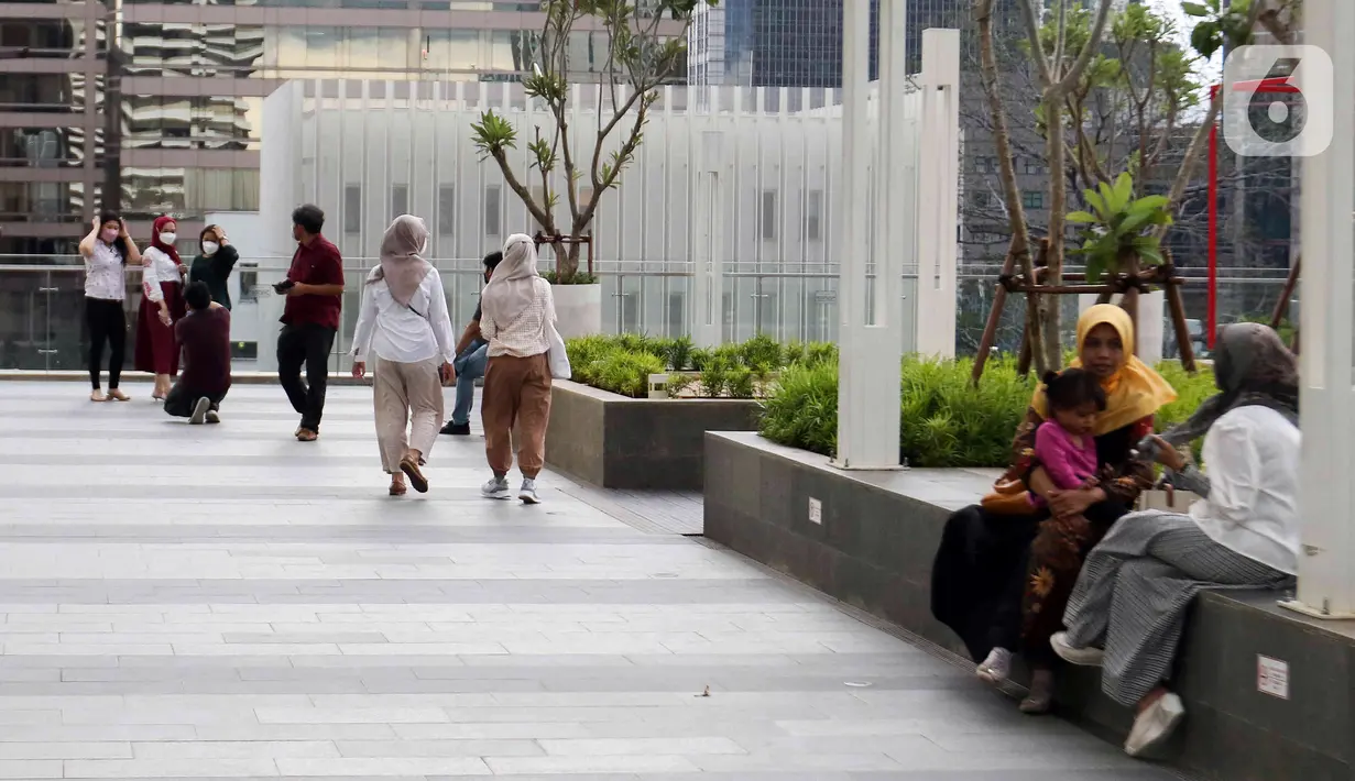 Suasana Sky Deck Sarinah jelang waktu berbuka puasa, Jakarta, Kamis (7/4/2022). Sky Deck Sarinah menjadi salah satu destinasi baru bagi warga Jakarta dan sekitarnya untuk menanti waktu berbuka puasa atau ngabuburit bersama keluarga dan kerabat. (Liputan6.com/Herman Zakharia)