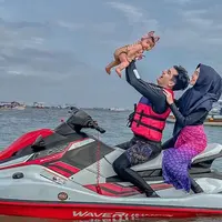Ria Ricis dan Teuku Ryan Ajak Baby Moana Naik Jetski. (Sumber: Instagram/riaricis1795)