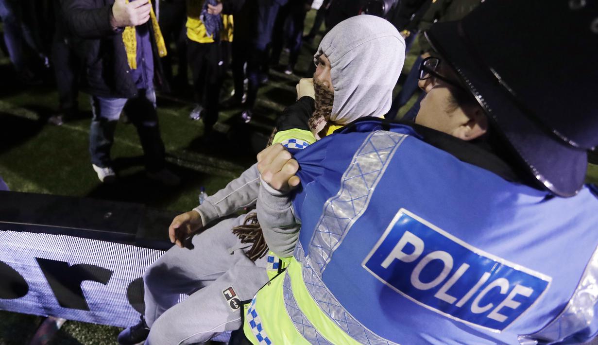 Laga Piala FA ini menjadi kesempatan bagi suporter yang nekat bertemu idola mereka yang berada dari klub Sutton United maupun Arsenal di Gander Green Lane stadium, London (20/2/2017). Arsenal menang 2-0. (AP/Matt Dunham)