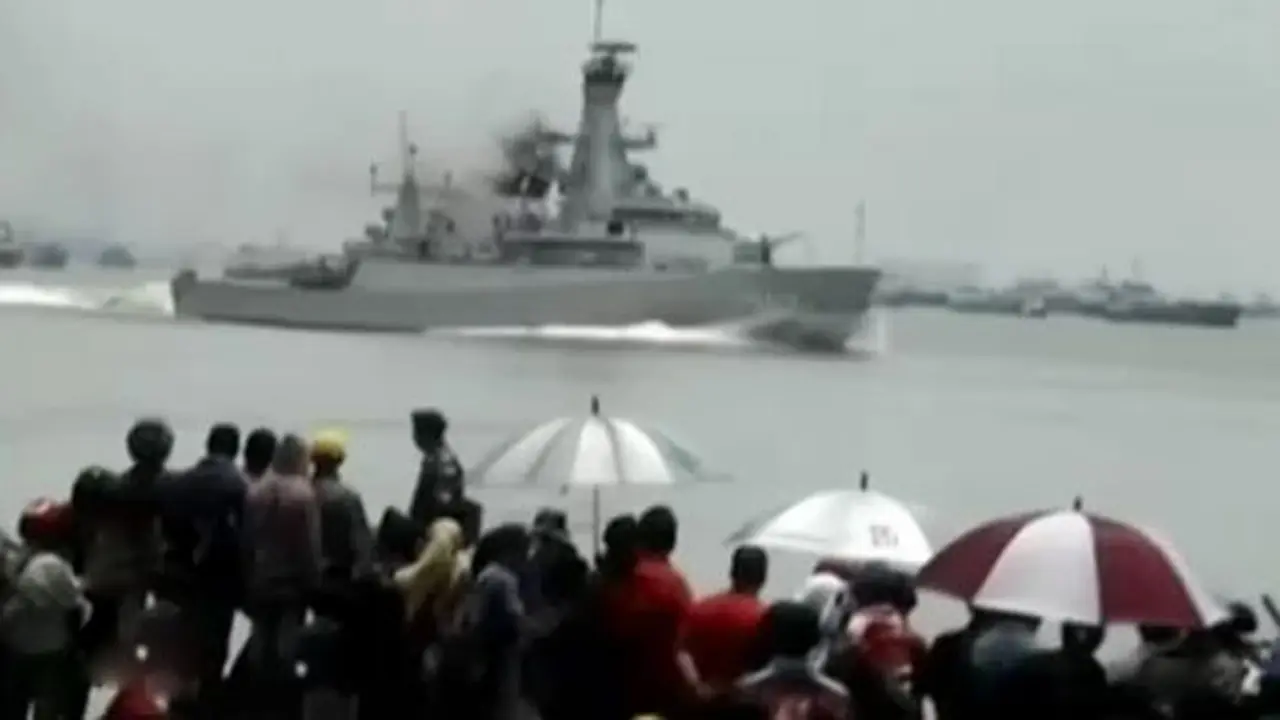(Lip6 Malam) HUT TNI Diselimuti Kabut Asap