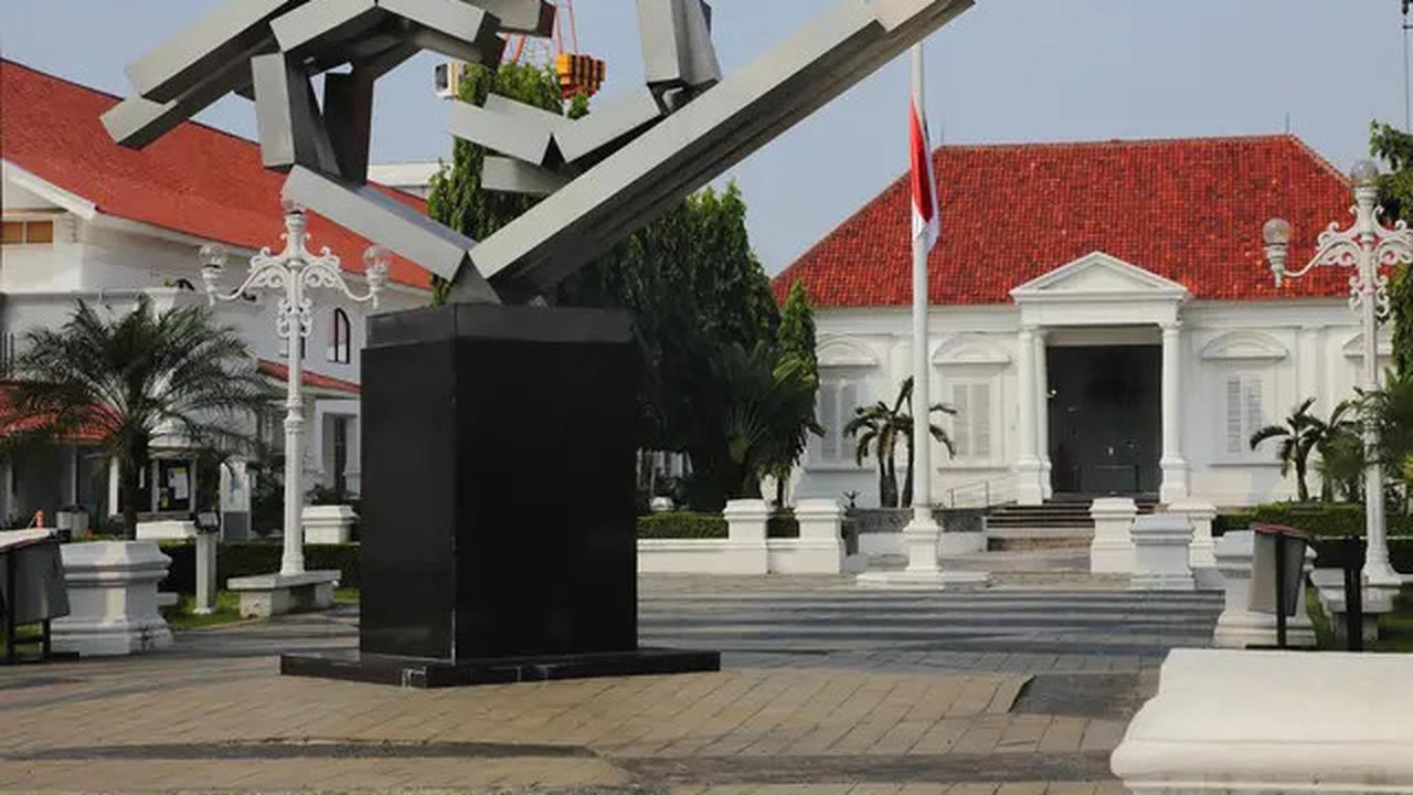 Pameran Tunggal Yos Suprapto, Menyelami Kritik Sosial dalam Bahasa Simbolisme Lukisan bak Cerita Novel