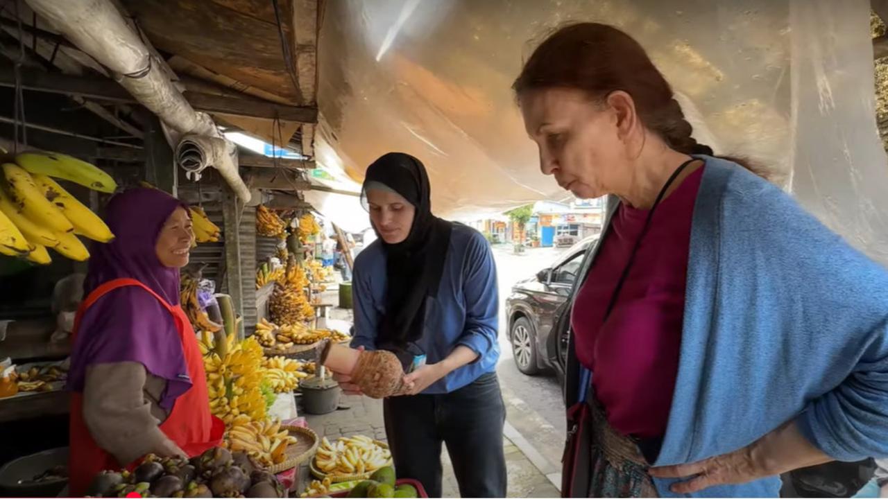 Diajak Jalan-jalan sama Sang Anak, Orangtua Bule Jerman Beli Buah-buahan di Pinggir Jalan 'Rasanya Aneh'