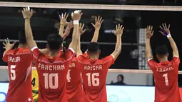 Para pemain Timnas voli putra Indonesia U-20 bersiaga di depan net saat menghadapi India pada laga perempatfinal Kejuaraan Bola Voli Asia Putra AVC U-20 2024 di Jawa Pos Arena Surabaya, Sabtu (27/7/2024) malam. Timnas voli putra Indonesia U-20 menang 3-1 (25-20, 25-23, 16-25 dan 25-18). (Dok. PBVSI)