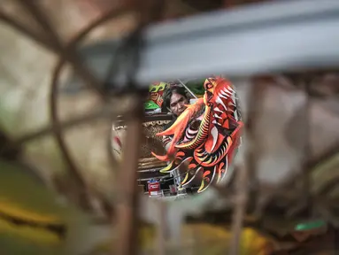 Pekerja saat menyelesaikan pembuatan Liong dan Barongsai di kawasan Babakan Pasar, Bogor, Senin (17/1/2022). Jelang perayaan Tahun Baru Imlek dan Cap Go Meh, produksi barongsai dan liong mulai kebanjiran pesanan, salah satunya industri rumahan milik Lili Hambali. (merdeka.com/Iqbal S Nugroho)