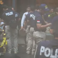 Suasana saat Reskrim Polda Metro Jaya melakukan pra-rekonstruksi di Cafe Olivier, Mal Grand Indonesia, Jakarta, Senin (11/1). Pra-rekonstruksi dilakukan dengan memeriksa ulang saksi-saksi kasus kematian Wayan Mirna Salihin. (Liputan6.com/Faizal Fanani)