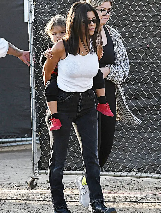 Kourtney Kardashian terlihat menggunakan tank top putih dengan high waisted jeans. (Broadimage/Shutterstock/HGVC/BACKGRID)