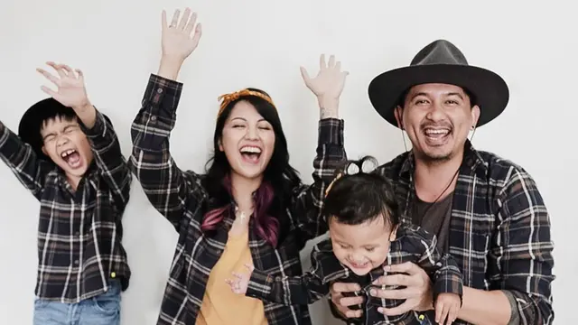 Potret Keluarga Sharena dan Ryan Delon