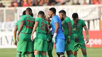 Pemain Kalteng Putra saat melawan Persija Jakarta pada laga Liga 1 2019 di Stadion Madya, Jakarta, Selasa (20/8). Persija menang 3-0 atas Kalteng Putra. (Bola.com/M Iqbal Ichsan)