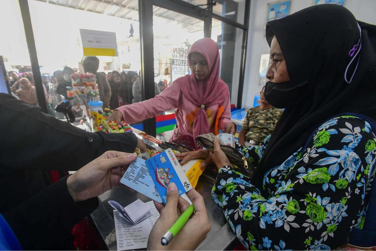 Antrean warga cairkan KJP di Duri Kosambi