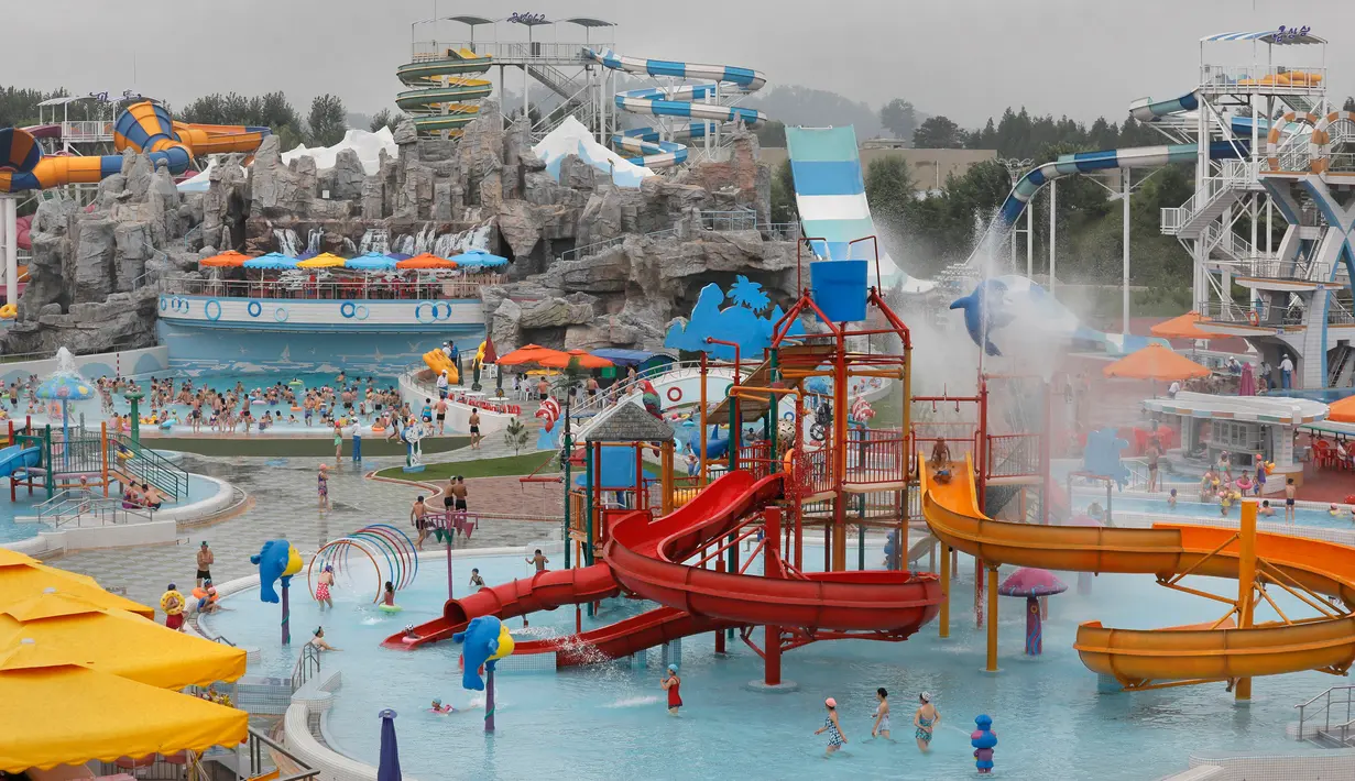 Pemandangan Munsu Waterpark di Pyongyang, Korea Utara, Rabu (17/7/2019). Taman rekreasi favorit bagi warga Korea Utara ini menawarkan aneka permainan sepeti seluncuran air, kolam renang di dalam dan di luar ruangan, lapangan voli, arena panjat tebing dan bar. (AP Photo/Vincent Yu)