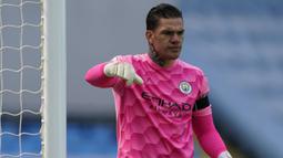 Ederson. Kiper asal Brasil ini telah membuat 18 kali clean sheet dalam 34 penampilannya bersama Manchester City di Premier League musim ini. Untuk urusan saves, ia tidak masuk dalam 10 besar. (AFP/Tim Keeton/Pool)