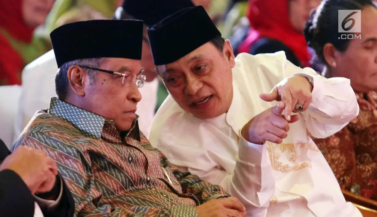 Direktur Utama PT Bank Tabungan Negara (Persero) Tbk. Maryono bersama Ketua Umum Pengurus Besar Nahdlatul Ulama  (NU) KH Said Aqil Siradj saat menghadiri peluncuran aplikasi seluler Wakaf Uang NU di Jakarta, Selasa (13/6). (Liputan6.com/Angga Yuniar)