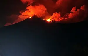Gunung Karangetang Sitaro Erupsi, Semburkan Lava Pijar