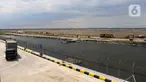 Truk kontainer melintas di tanah milik PT Pelabuhan Indonesia (Persero) atau Pelindo yang akan digunakan sebagai lokasi relokasi Depo Pertamina Plumpang terletak di NPCT 2, Koja, Jakarta Utara, Selasa (7/3/2023). Tanah seluas 23 hektare ini akan menjadi lokasi relokasi Depo Pertamina Plumpang yang direncanakan selesai Desember 2024. (Liputan6.com/Herman Zakharia)