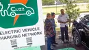 <p>Komisaris BCA Cyrillus Harinowo dan Direktur BCA Frengky Chandra Kusuma melihat demo pengisian energi listrik pada mobil listrik pada peresmian Stasiun Pengisian Kendaraan Listrik Umum (SPKLU) di BSD, Tangerang, Kamis (28/04/2022). BCA mengahdirkan fasilitas SPKLU di Wisma BCA Foresta untuk masyarakat yang beroperasi selama 24 jam dalam 7 hari. (Liputan6.com/HO/BCA)</p>