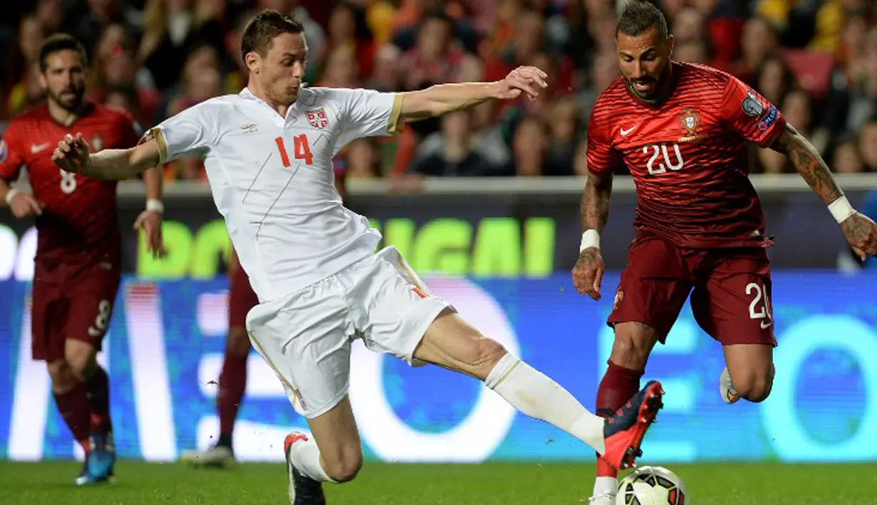 Gelandang Serbia, Namanja Matic (kiri) berusaha merebut bola pemain Portugal Ricardo Queresma pada kualifikasi Piala Eropa 2016 di stadion Luz, Lisbon, Minggu (29/3/2015). Portugal menang 2-1 atas Georgia. (AFP PHOTO/Patricia De Melo Moreira)