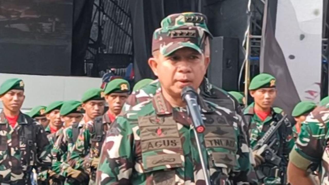 Panglima TNI Jenderal TNI Agus Subiyanto di Monumen Nasional (Monas), Jakarta.