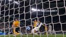 Proses terjadinya gol yang dicetak striker Juventus, Paulo Dybala, ke gawang Young Boys pada laga Liga Champions di Stadion Juventus, Turin, Selasa (2/10/2018). Juventus menang 3-0 atas Young Boys. (AFP/Marco Bertorello)