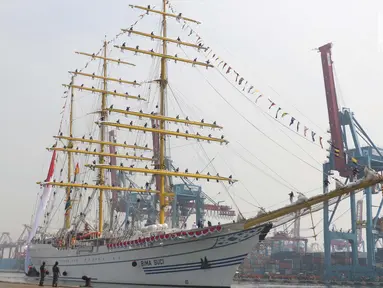 KRI Bima Suci saat bersandar di Pelabuhan Tanjung Priok, Jakarta Utara, Kamis (16/11). Kapal ini memiliki panjang 111,20 m, lebar 13,65 m, kedalaman draft 5,95 m, dan tinggi maksimal tiang layar 49 m dari permukaan dek atas. (Liputan6.com/Angga Yuniar)