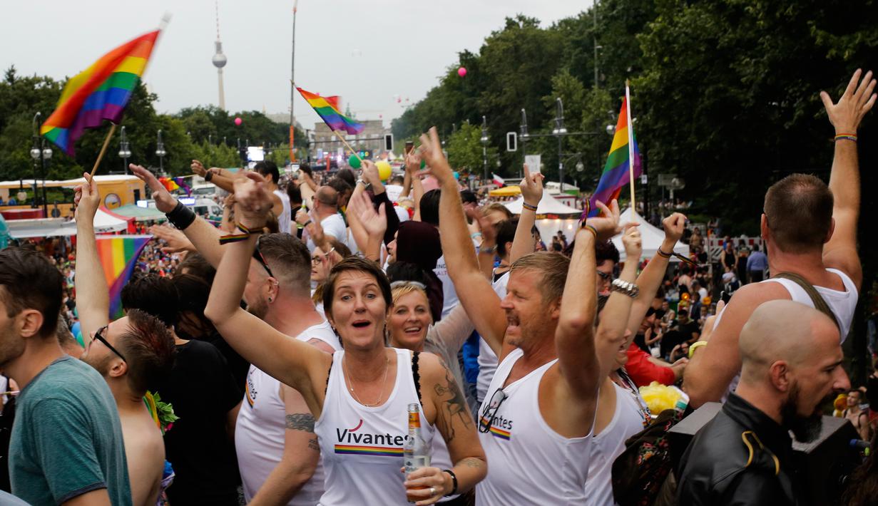 Ekspresi para pendukung LGBT saat menari di atas truk ketika parade ‘Gay Pride’ di Berlin, Jerman, Sabtu (22/7). Pernikahan sesama jenis di Jerman diperbolehkan terhitung mulai Oktober 2017. (AP/Markus Schreiber)