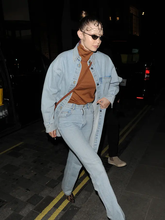 Gigi Hadid pakai tas TB Burberry