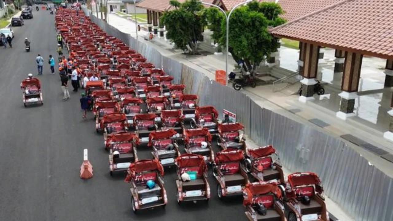 Momen Penarik Lansia Dapat Becak Listrik, Langsung Sebut Nama Presiden Prabowo