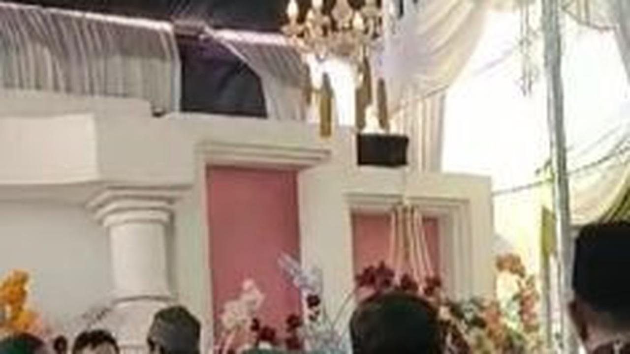 Viral Pengantar Jenazah Lewat Depan Pelaminan, Ternyata Hanya Ada Satu Jalan