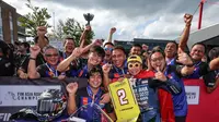 Pembalap Yamaha Racing Indonesia, Wahyu Nugroho merayakan kemenangan dengan tim pada kelas SS600. (Dok. Tim Yamaha Racing Indonesia)
