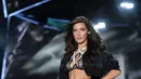 Model Bella Hadid saat tampil di atas catwalk Victoria's Secret Fashion Show 2018 di Pier 94, New York, AS, Kamis (8/11). (Photo by Evan Agostini/Invision/AP)