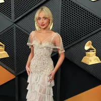 Sabrina Carpenter saat Hadir di Grammy Awards 2026 dengan gaun Valentino. [Copyright AP]