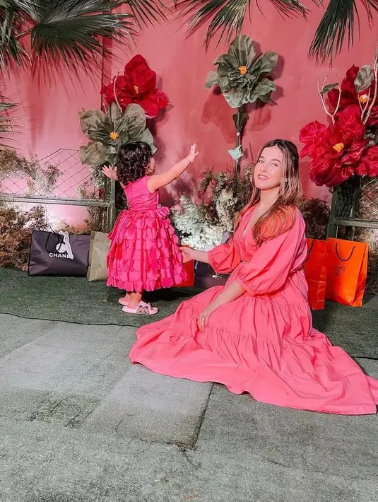 Buah hati Tasya Farasya yang kerap dipanggil ayang juga tak kalah tampil kompak mengenakan dress warna pink. (Instagram/tasyafarasya).