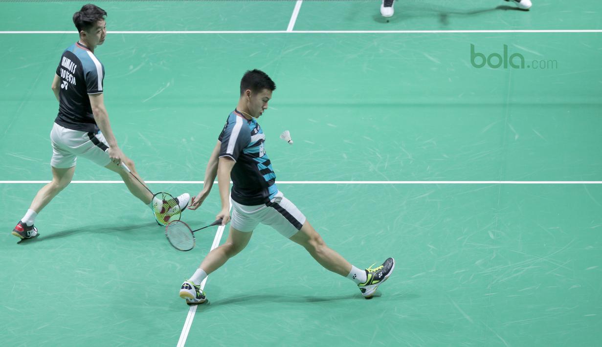 Marcus Gideon gagal mengembalikan kok ke arah Fajar Alfian/Rian Ardianto pada semifinal Indonesia Open 2018 di Istora Senayan, Jakarta, (7/6/2018). Kevin/Marcus menang 21-13, 21-10. (Bola.com/Nick Hanoatubun)