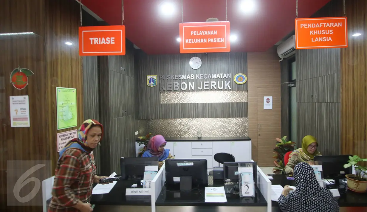 Loket pendaftaran yang berada di lobi Puskesmas Kecamatan Kebon Jeruk, Jakarta, Selasa (18/10). Puskesmas di Jakarta Barat ini mendapatkan banyak pujian karena fasilitasnya yang memadai dan keramahan pegawai-pegawainya. (Liputan6.com/Immanuel Antonius)