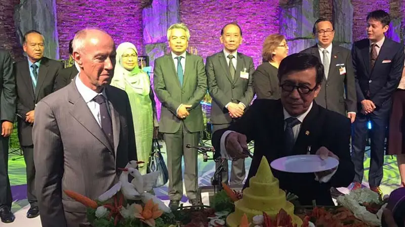 Menkumham RI Yasonna Laoly memotong nasi tumpeng diberikan kepada Dirjen WIPO Francis Gurry, saat Sidang Umum WIPO ke-57, Senin (2/10) di Jenewa, Swiss (Reza Perdana/Liputan6.com)