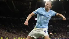 Penyerang Manchester City Erling Haaland berselebrasi setelah mencetak gol pembuka timnya ke gawang Manchester United pada pekan ke-10 Liga Inggris 2023/2024 di Old Trafford, Senin (30/10/2023) dini hari WIB. (AP Photo/Dave Thompson)