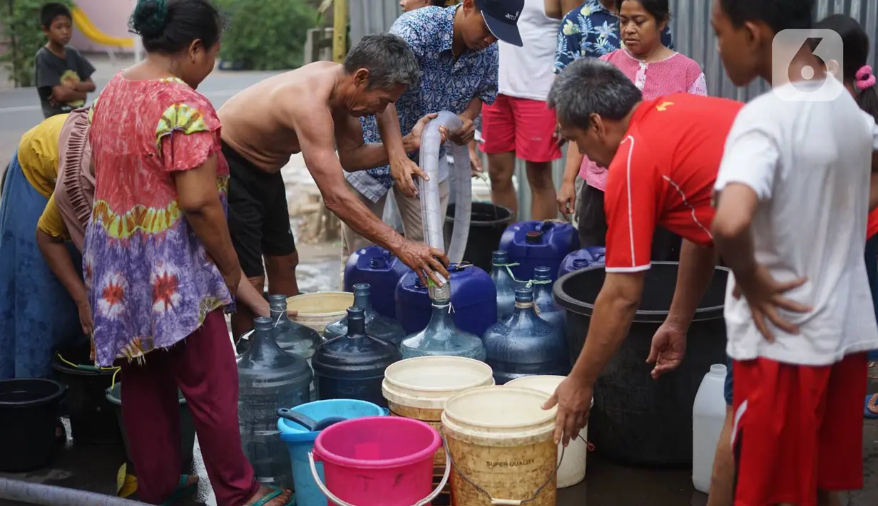 Warga mengisi air bersih ke dalam galon, jeriken, dan ember di kawasan Cipayung, Jakarta Timur, Rabu (20/11/2019). Warga memanfaatkan bantuan air bersih dari Pemprov DKI Jakarta untuk memenuhi kebutuhan sehari-hari. (Liputan6.com/Immanuel Antonius)