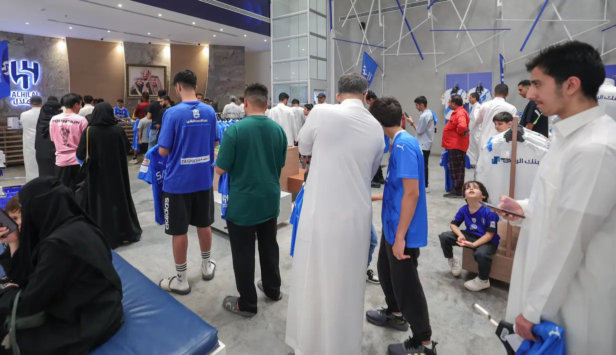 Antrean penggemar klub sepak bola Saudi Al-Hilal berbaris untuk membeli jersey bertuliskan nama dan nomor penyerang Brasil Neymar Jr. (Photo by Fayez Nureldine / AFP)