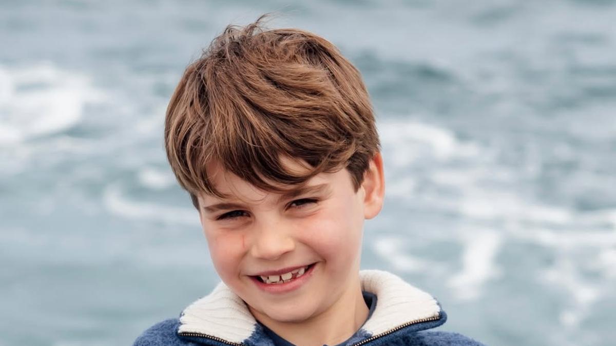 Potret Ultah ke-8 Pangeran Louis, Tampak Kalem dengan Jaket Biru Beresleting