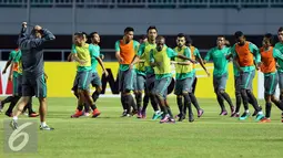 Pemain Timnas Indonesia melakukan pemanasan saat latihan jelang laga pertama semifinal Piala AFF 2016 di Stadion Pakansari, Bogor (2/12). Indonesia akan berlaga melawan Vietnam pada Sabtu (3/12). (Liputan6.com/Helmi Fithriansyah)