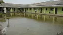 Pelataran sekolah MI Mansyaul Huda yang terkena dampak abrasi di pantai Muara Gembong, Bekasi, Selasa, (26/7). Tingkat abrasi yang tinggi menyebabkan sejumlah rumah terkikis dan beberapa sekolah terendam air laut. (Liputan6.com/Gempur M Surya)